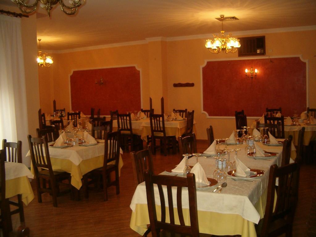 Hostal Restaurante Milenium Hotel Torremegía Buitenkant foto